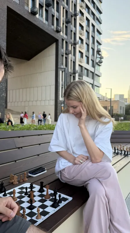 Vibe Chess в Москве: Двое играют в шахматы на уличной скамейке