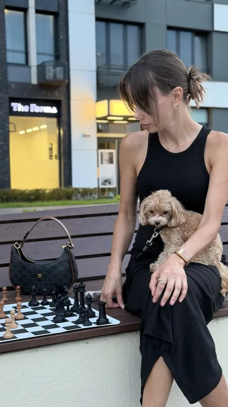 Vibe Chess в Москве: Шахматная доска на скамейке, участница с собакой