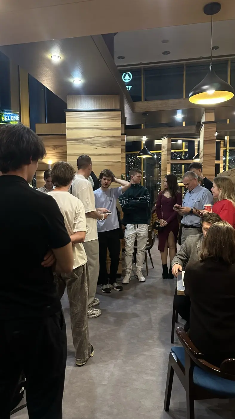 Зал Coffee Bean полон: участники смотрят партии и ждут следующего тура