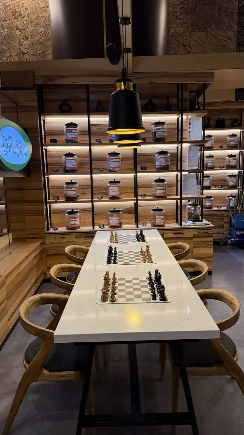 Длинный стол в Coffee Bean с тремя досками, подготовленными к игре