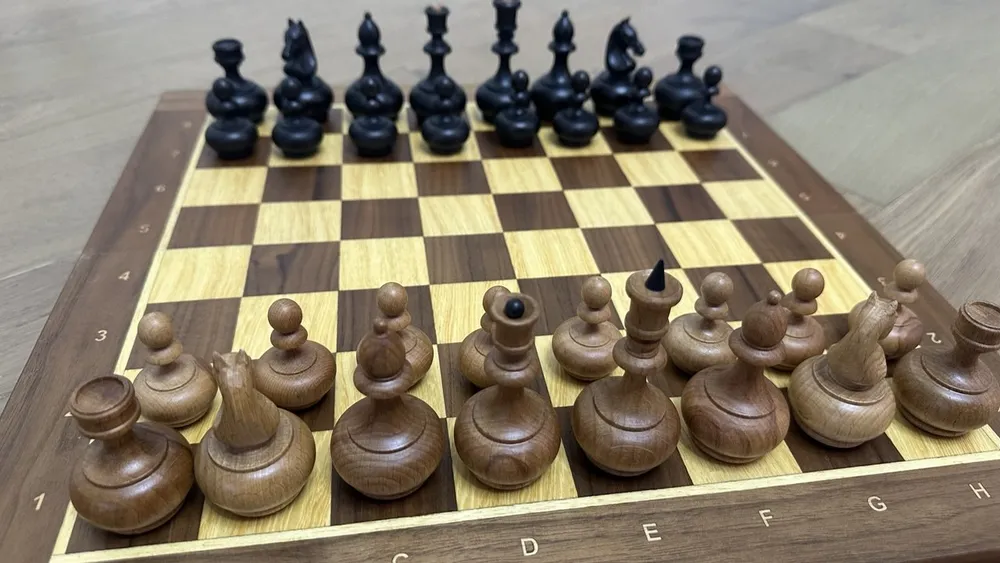 Расстановка шахматных фигур на деревянной доске — вид с белой стороны