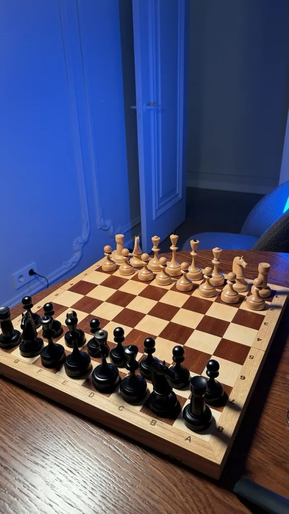 Шахматная доска с расставленными фигурами — вид сбоку, оба комплекта